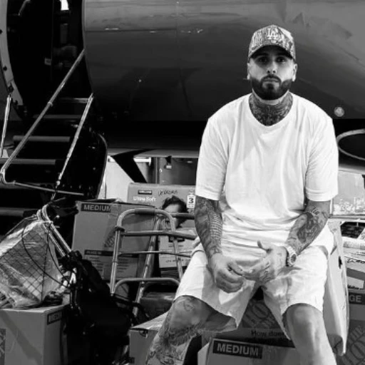 Nicky Jam envía ayuda humanitaria a Venezuela en su avión privado