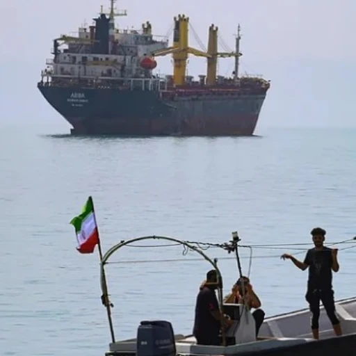 Irán autoriza tránsito de buques con ayuda humanitaria por estrecho de Ormuz