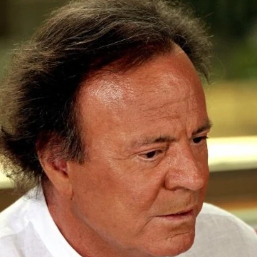 Dos exempleadas denuncian agresiones sexuales de Julio Iglesias