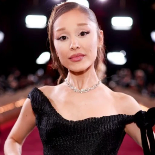 Ariana Grande denuncia a varios hackers por filtrar música y fotos durante años