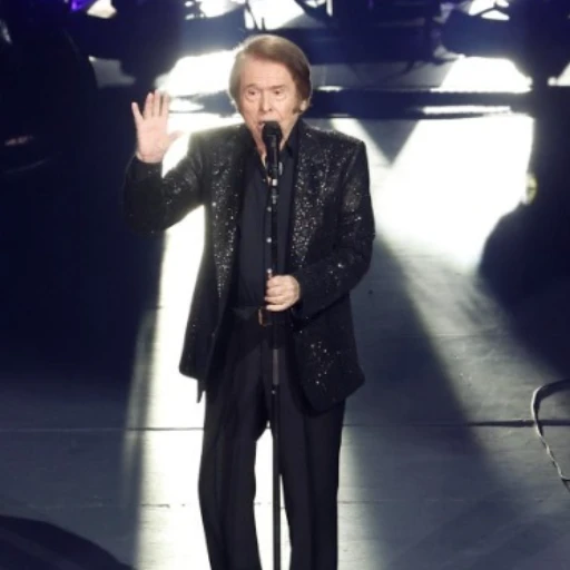 Raphael y sus seguidores mexicanos crean un coro monumental en el Auditorio Nacional