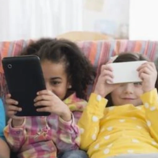 Estudio vincula el uso de pantallas con riesgos en la salud mental juvenil