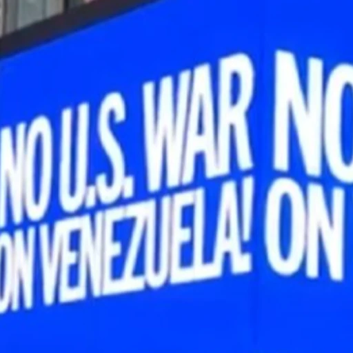 Una valla publicitaria con el lema “No a la guerra en Venezuela” aparece en Times Square