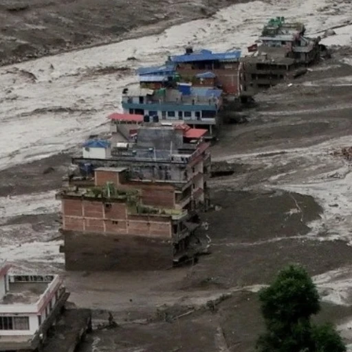 China alerta de nuevas lluvias en la zona tibetana afectada por la riada