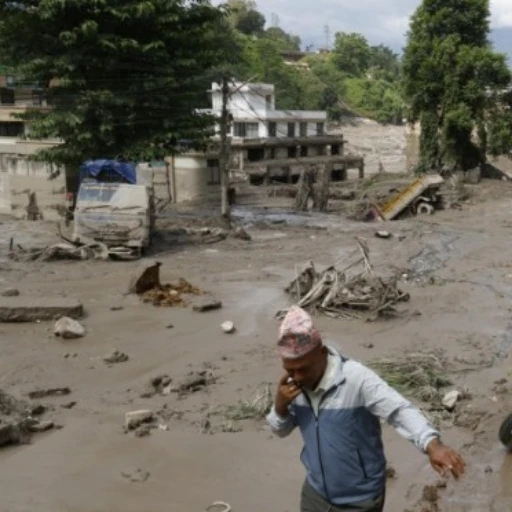 Al menos 16 fallecidos y 400 sin contacto en Nepal tras riada en la frontera con China